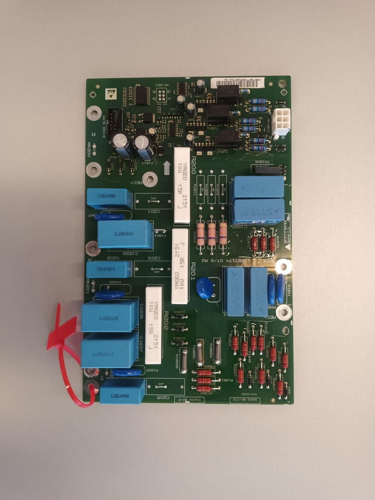 Placa de potencia en la mesa de trabajo